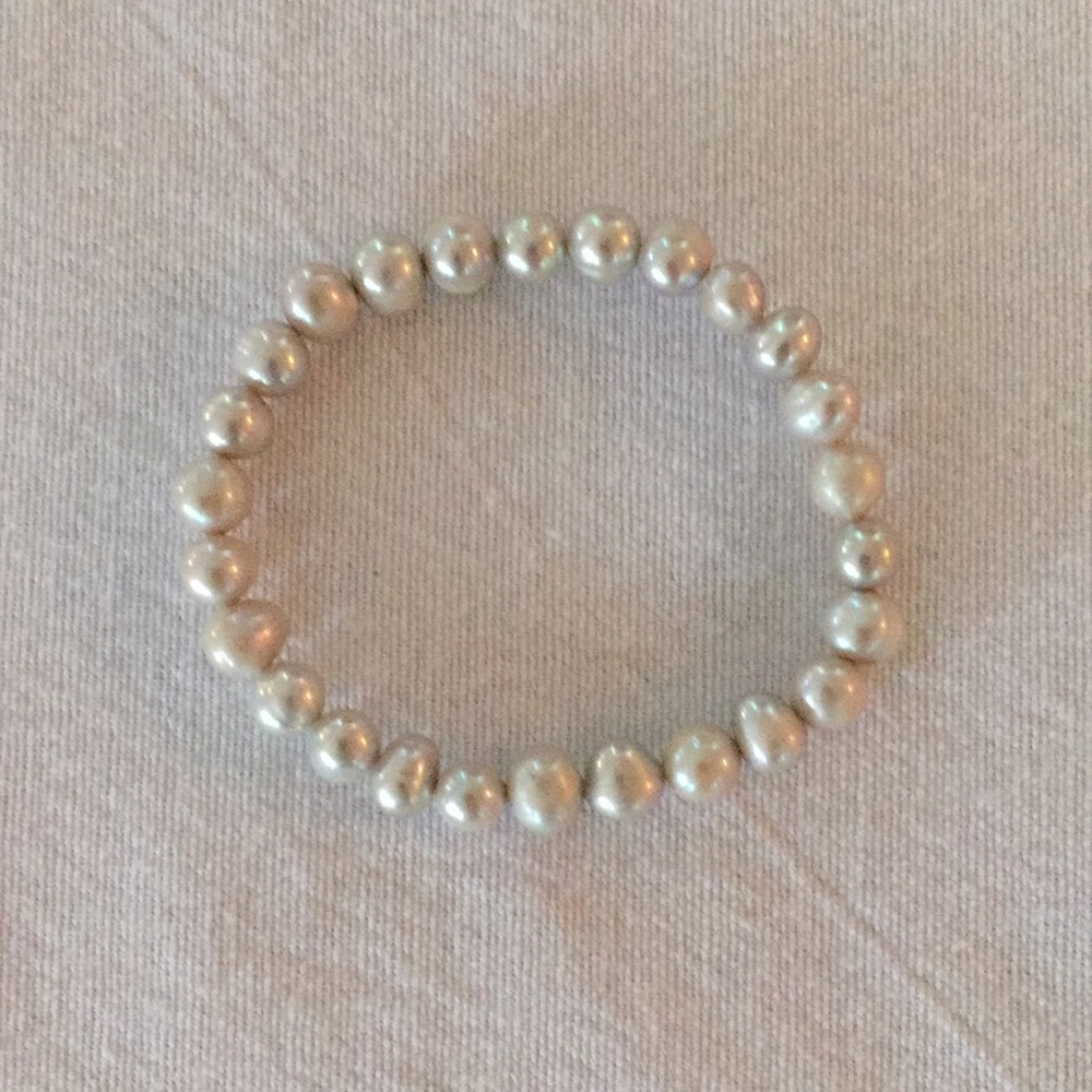 Beautiful gray pearl stretch bracelet.